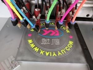 Un bon prix. 12 couleurs de lettre en relief automatique en relief OEM en ligne