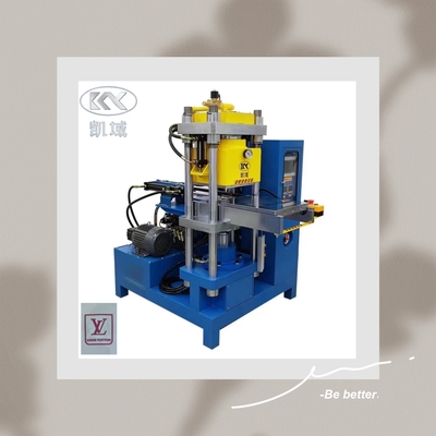 Machine professionnelle de fabrication d'étiquettes en silicone et en caoutchouc pour la production de vêtements de travail
